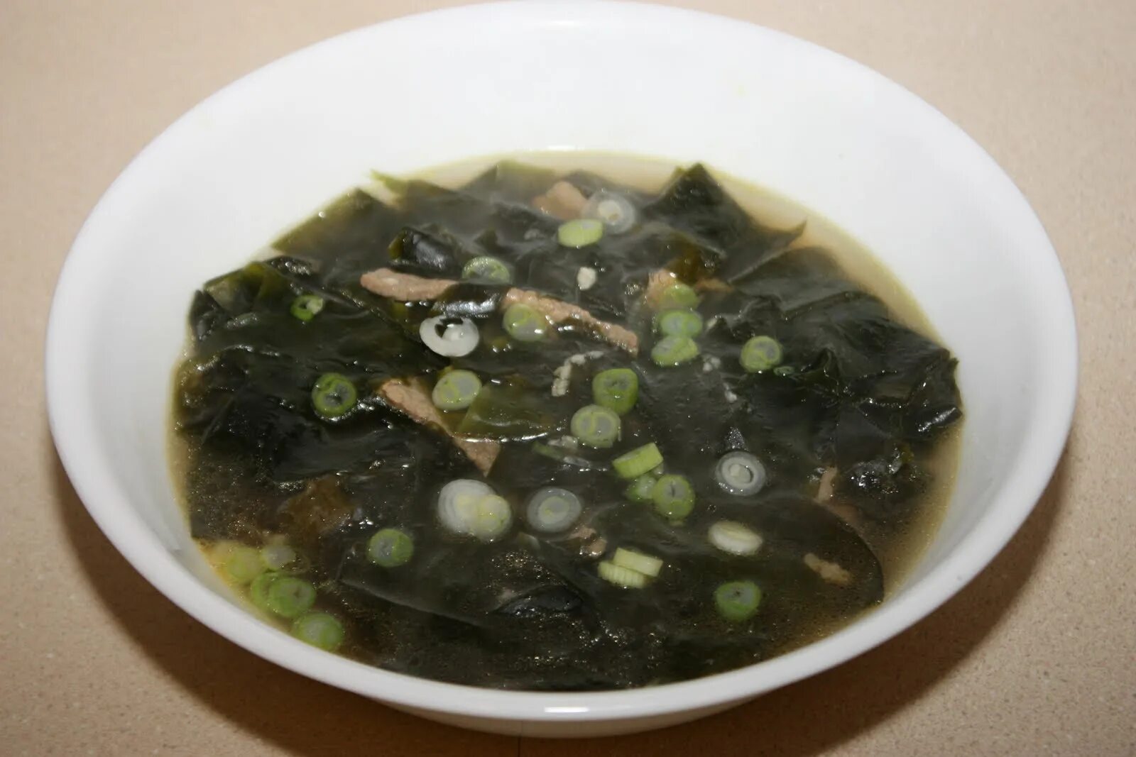 Суп из водорослей корейский. Дальневосточный суп из морской капусты. Суп Дальневосточный с морской капустой и яйцом. Ламинария суп. Корейский суп с морской капустой.