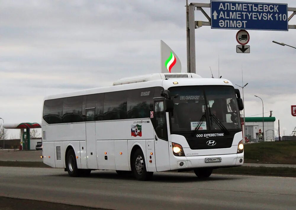 Автобус набережные челны казань. Hyundai Universe Space Казань. Автовокзал Набережные Челны. Буревестник автобусы Казань.