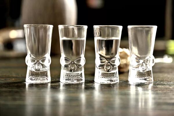 шашки со стопками. алко шашки алко шахматы. шахматы с рюмками. бокал на черном фоне. рюмка на столе.