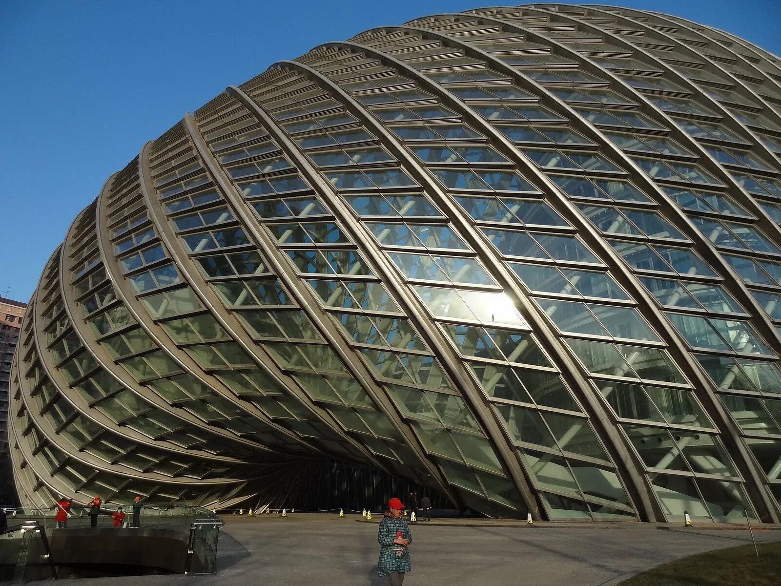 Какие есть известные здания. Феникс Пекин архитектура. Международный центр Феникс Пекин архитектура. Харбинский оперный театр, Китай. Абу Даби круглое здание.