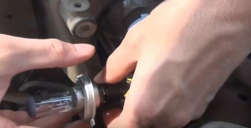 Лампа ближнего света шкода фабия 2014. Лампа ближнего света шкода фабия 2012. Шкода фабия 2 1. Лампа ближнего света шкода фабия 2014. Как поменять лампочку на фабии.