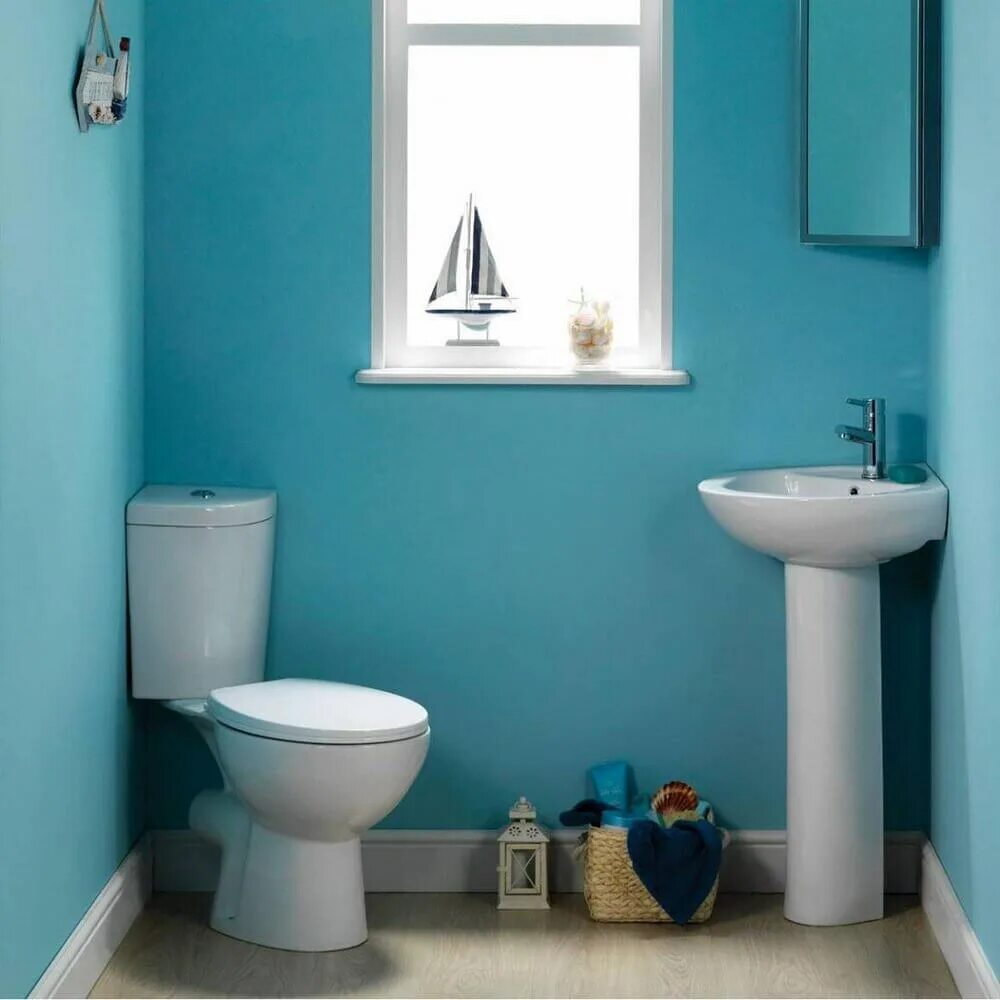 Какой под в туалете. Покраска стен в туалете. Туалетная комната. Угловой унитаз в интерьере. Крашеные стены в туалете.