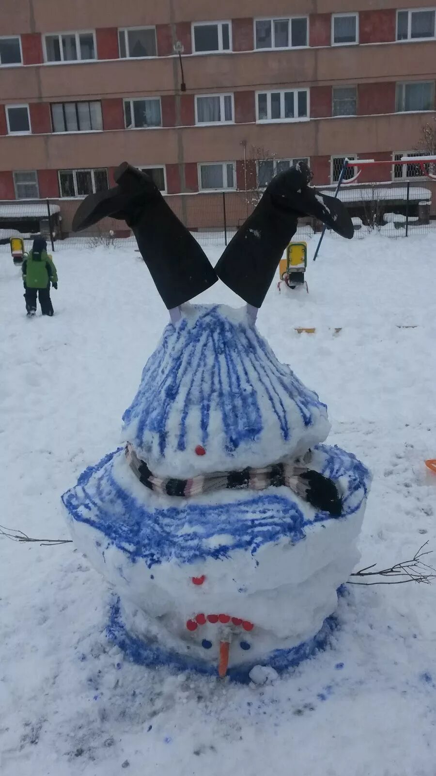 прикольные снеговики. снеговик вверх ногами из снега. снеговик вверх ногами из снега. снеговик вверх ногами из снега. снеговик вверх ногами.