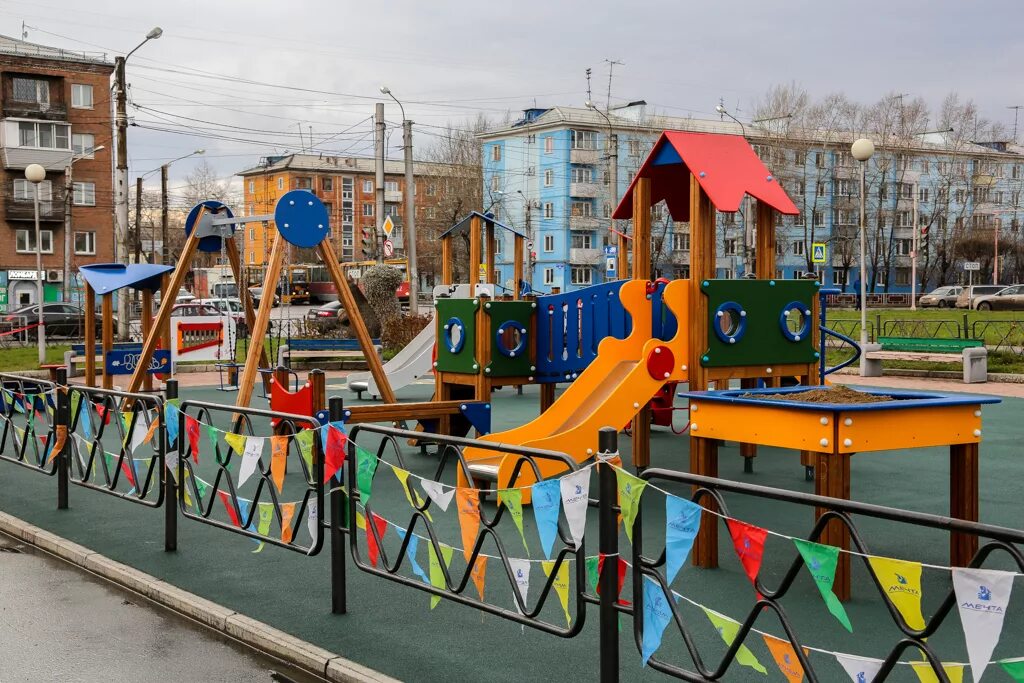 Городок когда появился. Парк сказочный городок Красноярск. Красноярск Кировский район микрорайон Первомайский детская площадка. Парк в Покровке детский городок Красноярск. Центральный парк Красноярск детская.