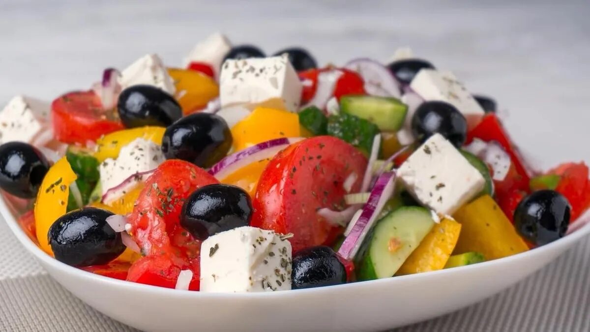 Греческий вкус. Греческий салат. Салат греческий классический. Самый вкусный греческий салат. Греческий салат фото.