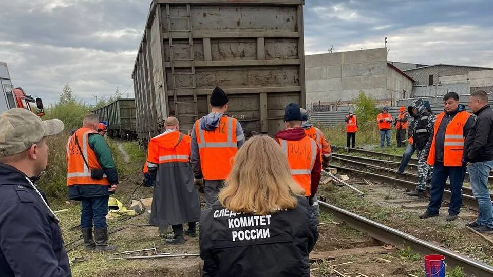 Сход вагонов. Сход вагонов под Тюменью. Сход подвижного состава. Сход поезда.