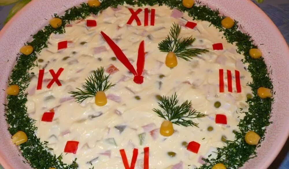 Как оформить салат оливье на новый год. Украсить оливье. Салат оливье. Оливье 2022. Украсить салат на новый год.