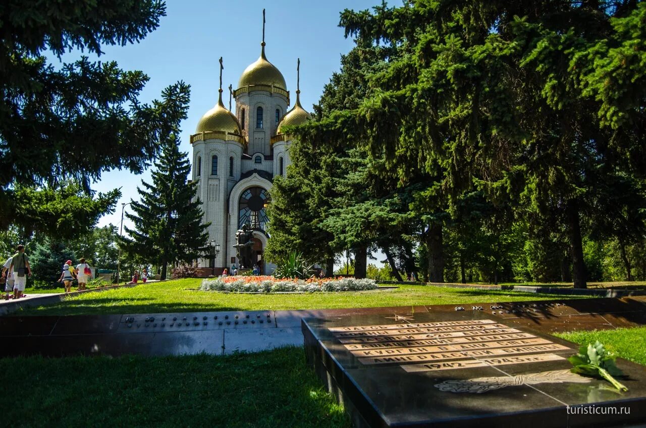Храм всех святых на мамаевом. Храм всех святых волгоград. храм на мамаевом кургане. родина-мать волгоград церковь. памятник у храма на мамаевом кургане.