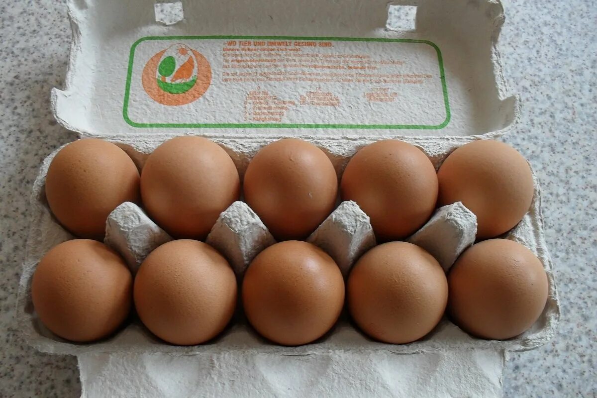 Яйца лучше купить. Упаковка для яиц. Яйцо куриное. Яйца в коробке. Яйца куриные в коробке.