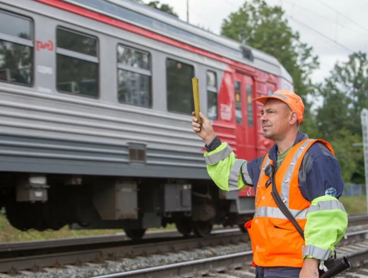 составитель вагонов. профессия осмотрщик вагонов ржд. сигналист путеец. обязанности железнодорожника. бригадир путеец.