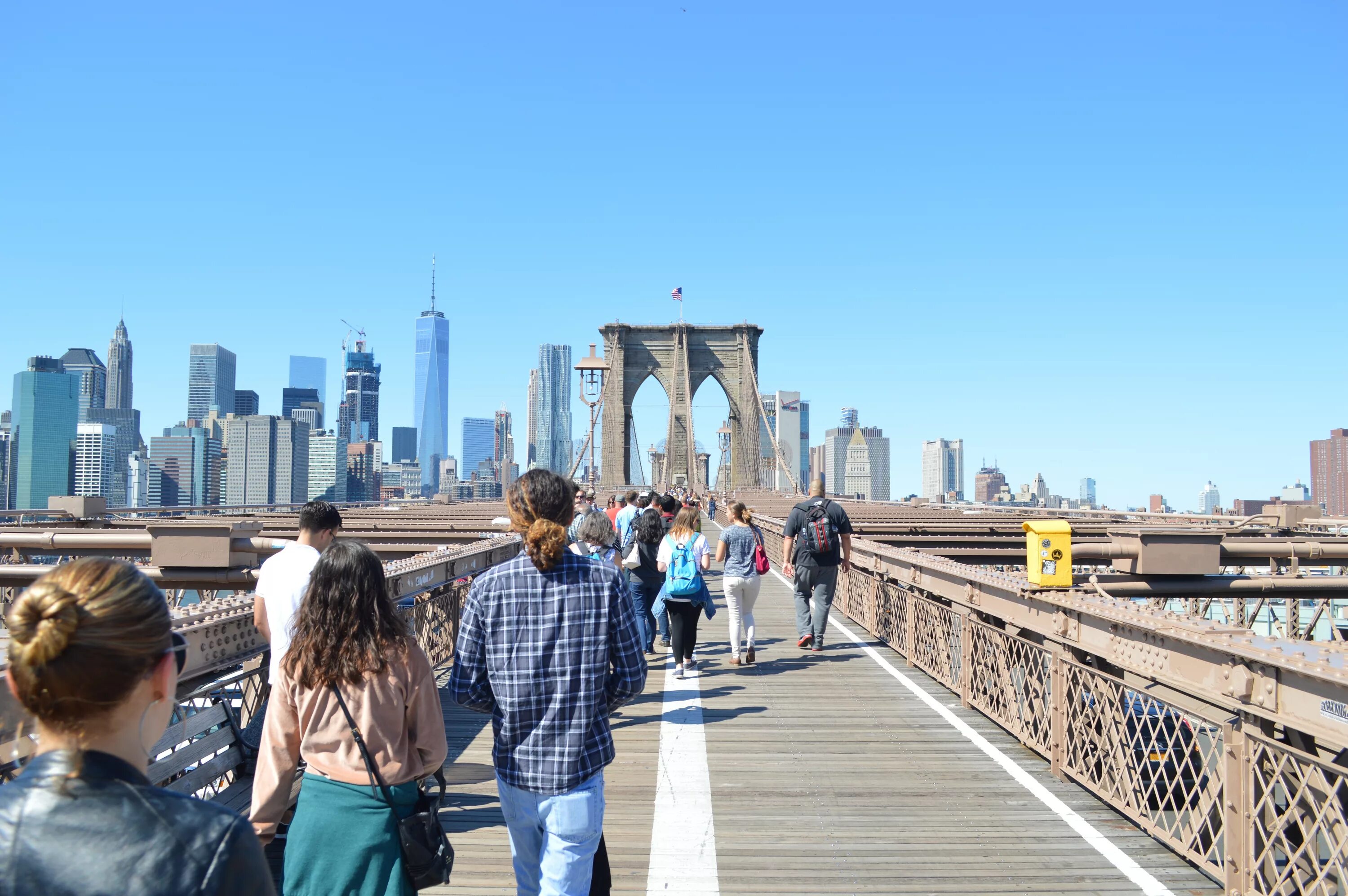 They the new bridge. Нью-Йорк Promenade. Нью-Йорк Бруклин люди. Нью Йорк город с людьми. Туристы в Нью Йорке.