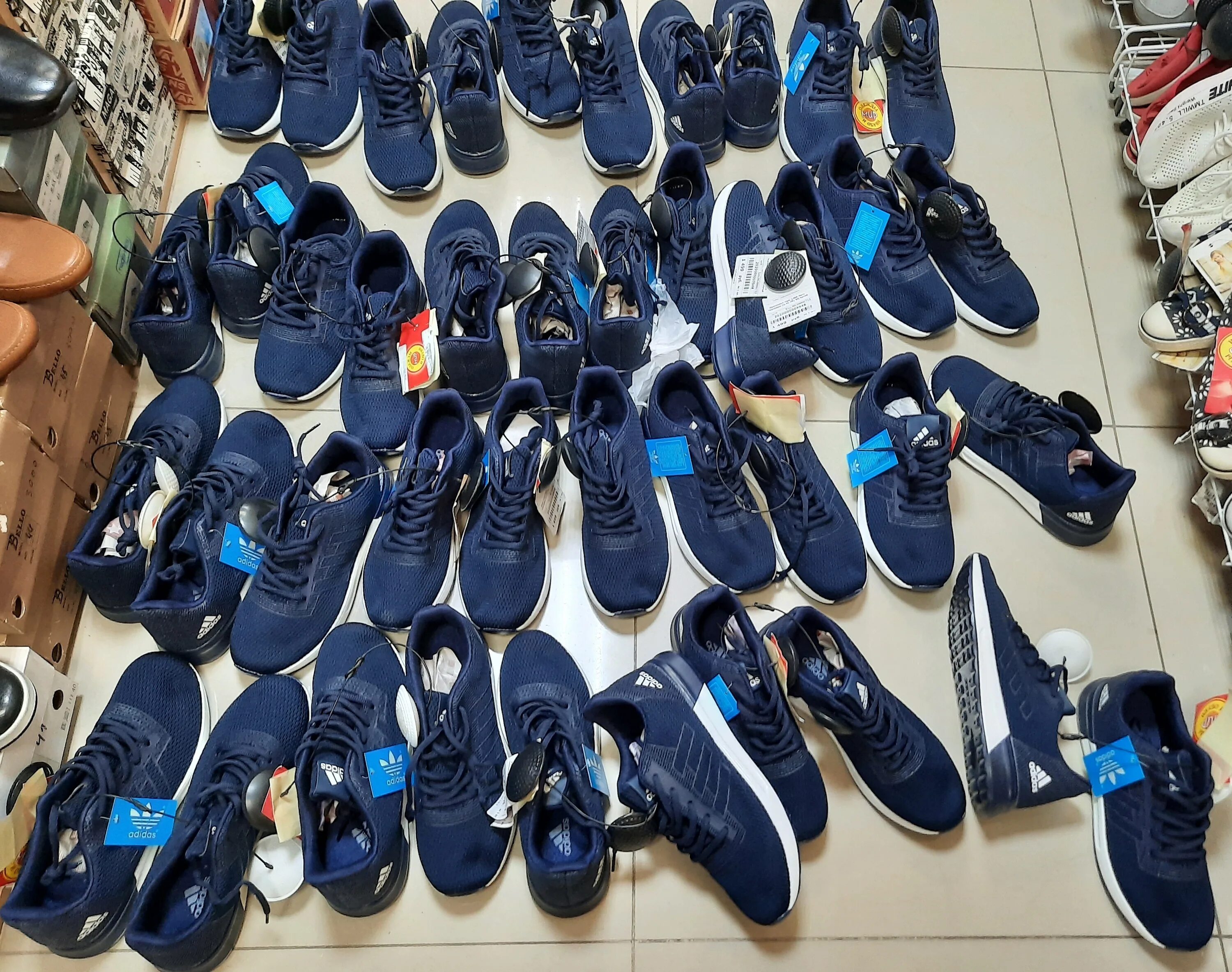 Кроссовки с рынка. Рынок садовод кроссовки найк. Кроссовки оптом садовод москва. Рынок садовод кроссовки оптом. Кроссовки оптом садовод.