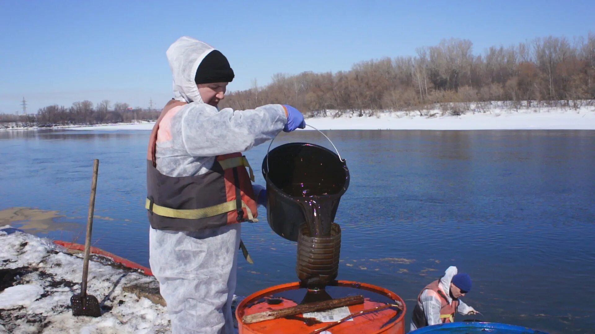 Вода в реках уфы. Неизвестные выбросы в реку Уфа. Катер ПСН нефтяной спасатель. Река Уфа труба сливает воду в реку.