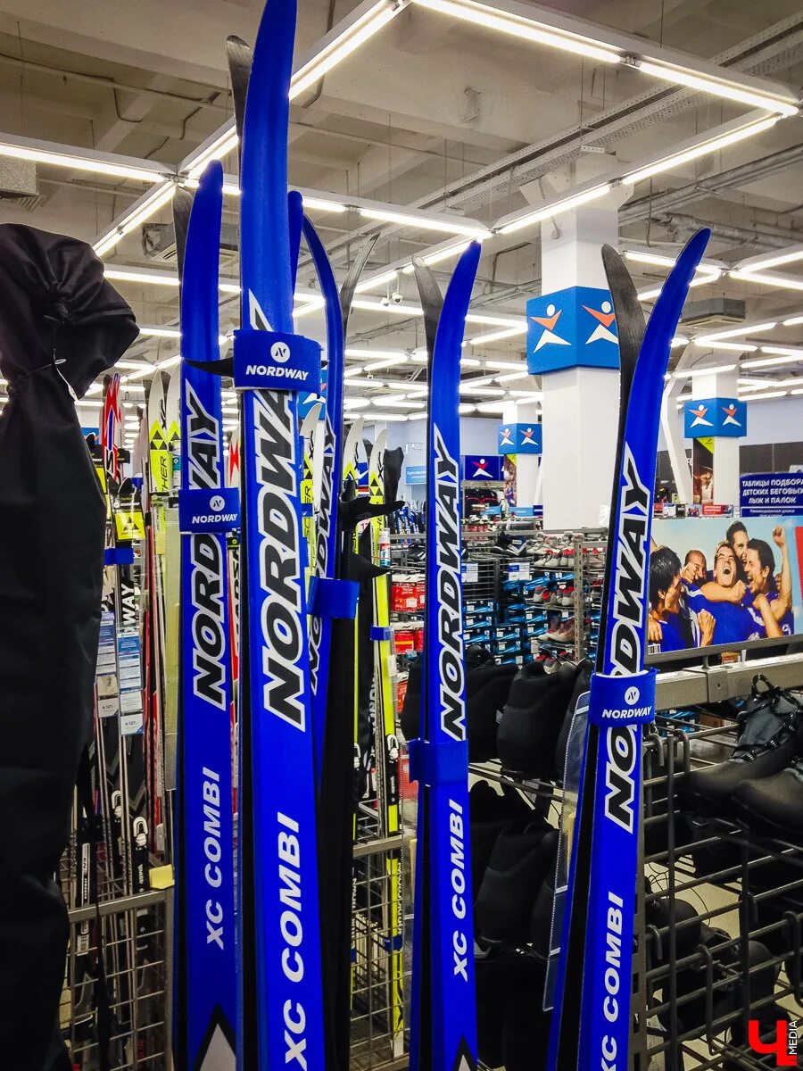 Спортивные товары. Магазин лыж. Спортивные лыжи. Горнолыжный инвентарь. Спортивные магазины лыжные