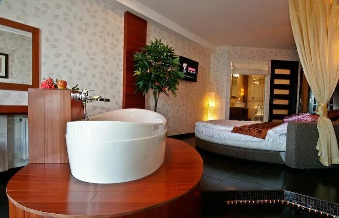 10 отель сайт. Номер Люкс с джакузи. Отель с ванной в номере. Джакузи в номере отеля. Номер в отеле с ванной.