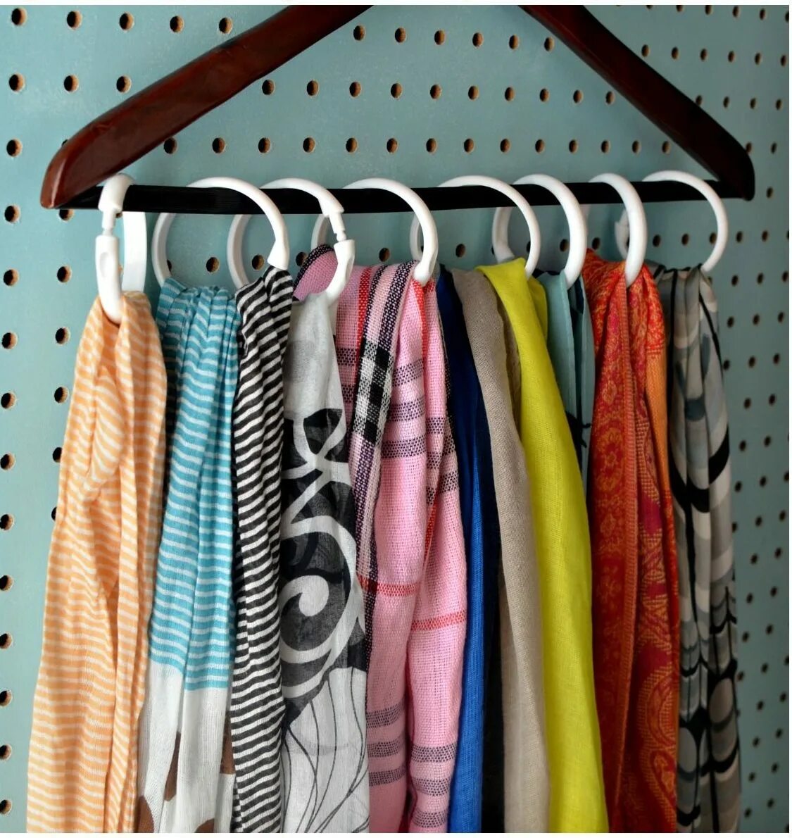 Лайфхаки с вешалками для одежды. Шкаф для вещей на вешалках. Лайфхаки для хранения вещей в шкафу. Хранение шарфов и платков. Порядок в шкафу лайфхаки.