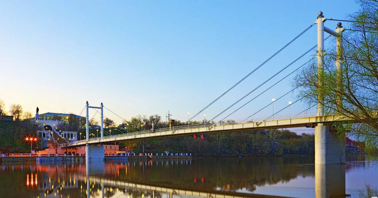 Мост через Урал Оренбург. Пешеходный мост через реку Урал. Мост Европа Азия Оренбург. Пешеходный мост Оренбург.