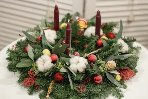 Композиция из еловых веток на новый