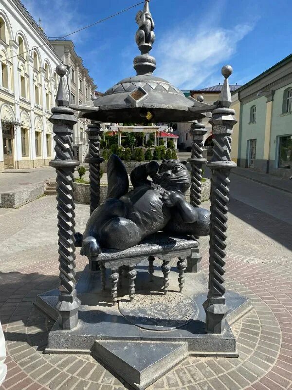 казань улица баумана кот казанский. памятник коту казанскому в казани улица баумана. памятник коту казанскому достопримечательности казани. алабрыс кот казанский. улица баумана в казани достопримечательности казанский кот.