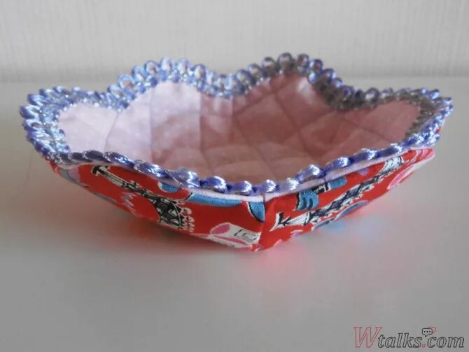 Модульное оригами тарелка. Конфетница в технике квиллинг. Как сделать конфетницу без. Конфетница из подручных материалов. Вазочка для конфет из ткани.