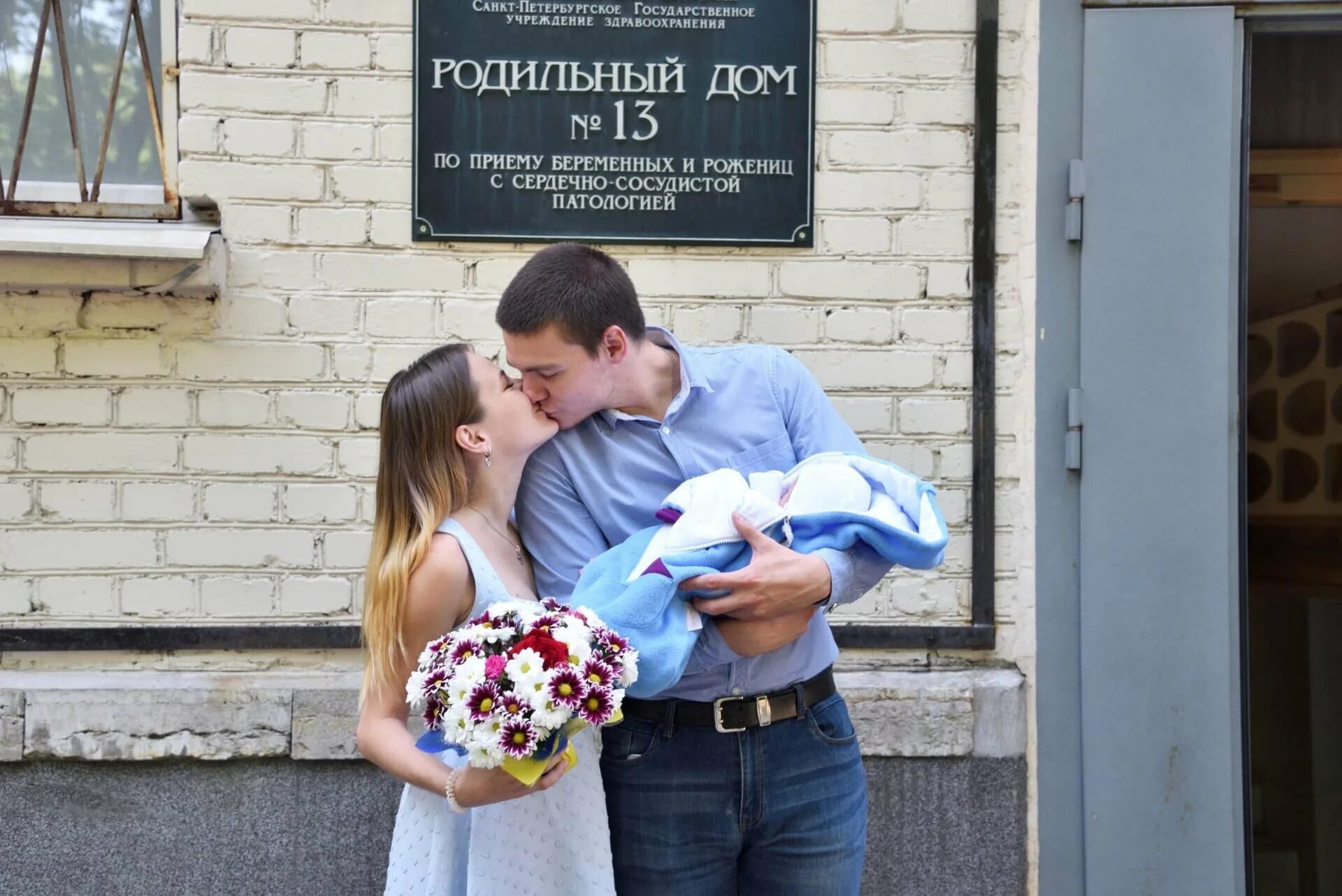 Выписка из роддома фотосессия. Выписка ребенка из роддома. Встреча из роддома фотосессия. Фотосессия в роддоме.