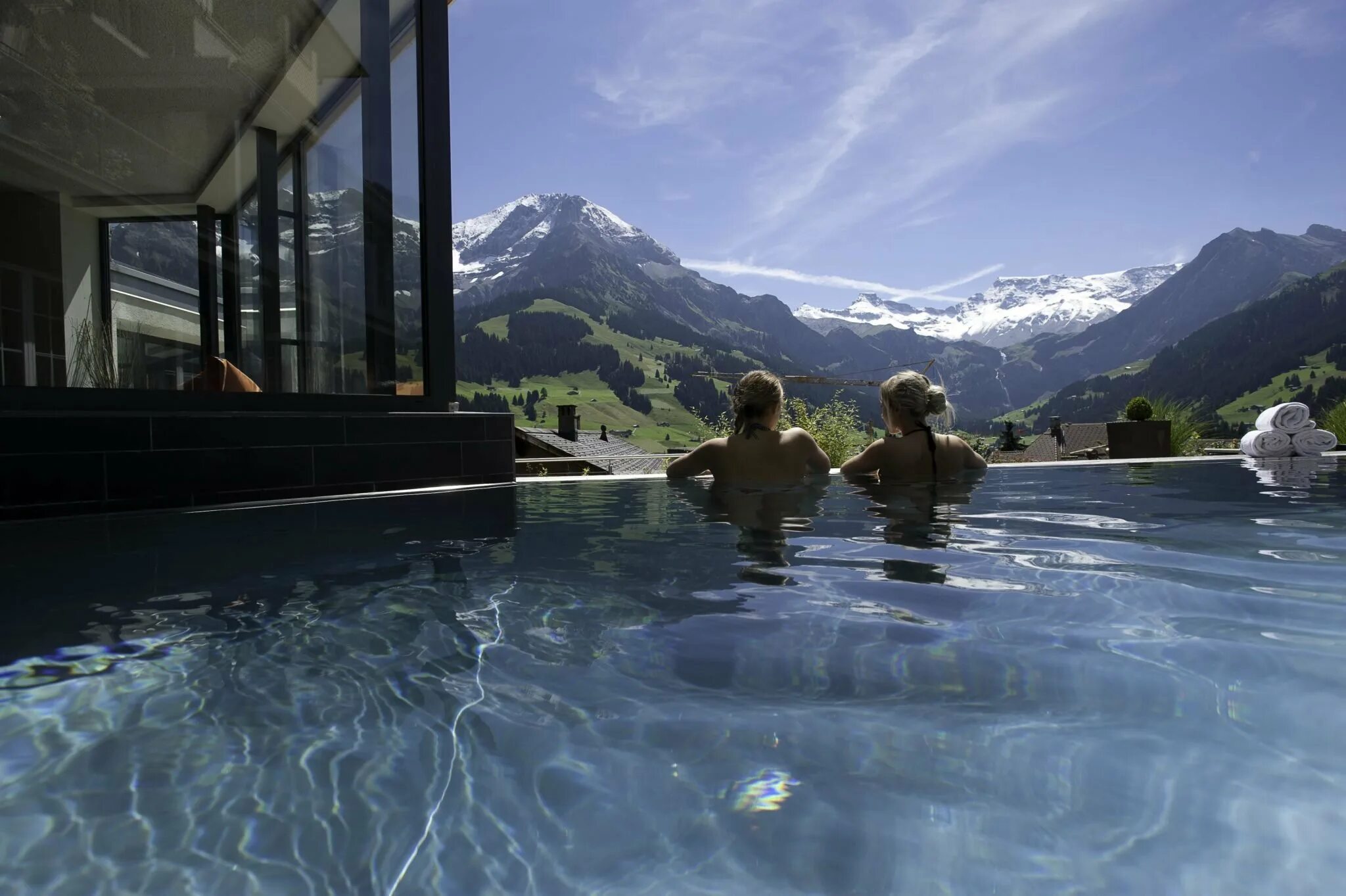 Отели с бассейном с видом на горы. Бассейн Cambrian Adelboden, Швейцария. Швейцария вилла Honegg. Термальный бассейн Домбай. Отель the Cambrian в Швейцарии.