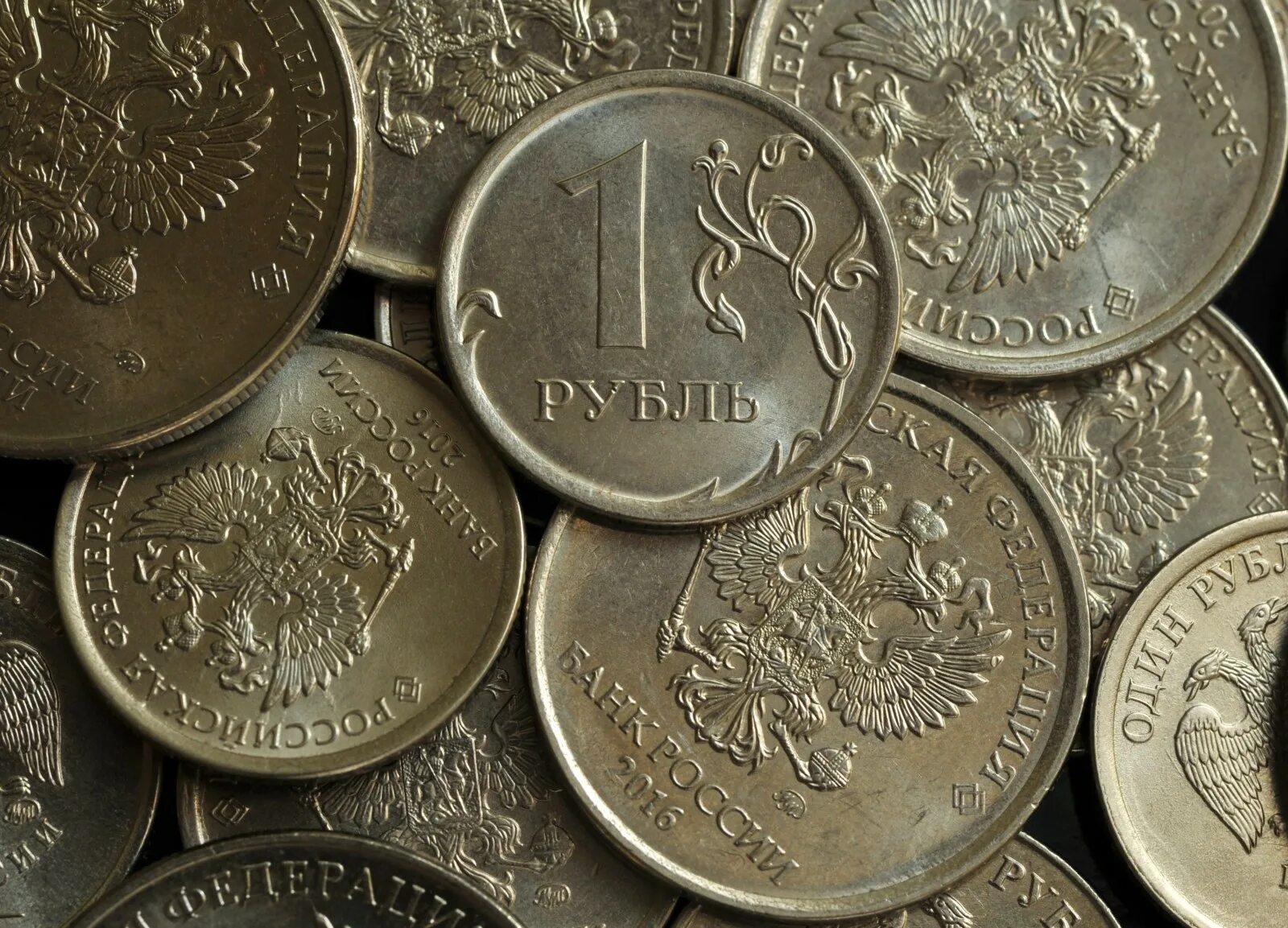 Рубль находится в обращении. Металлические деньги россии. российские деньги железные. железный рубль. деньги металлические рубли.