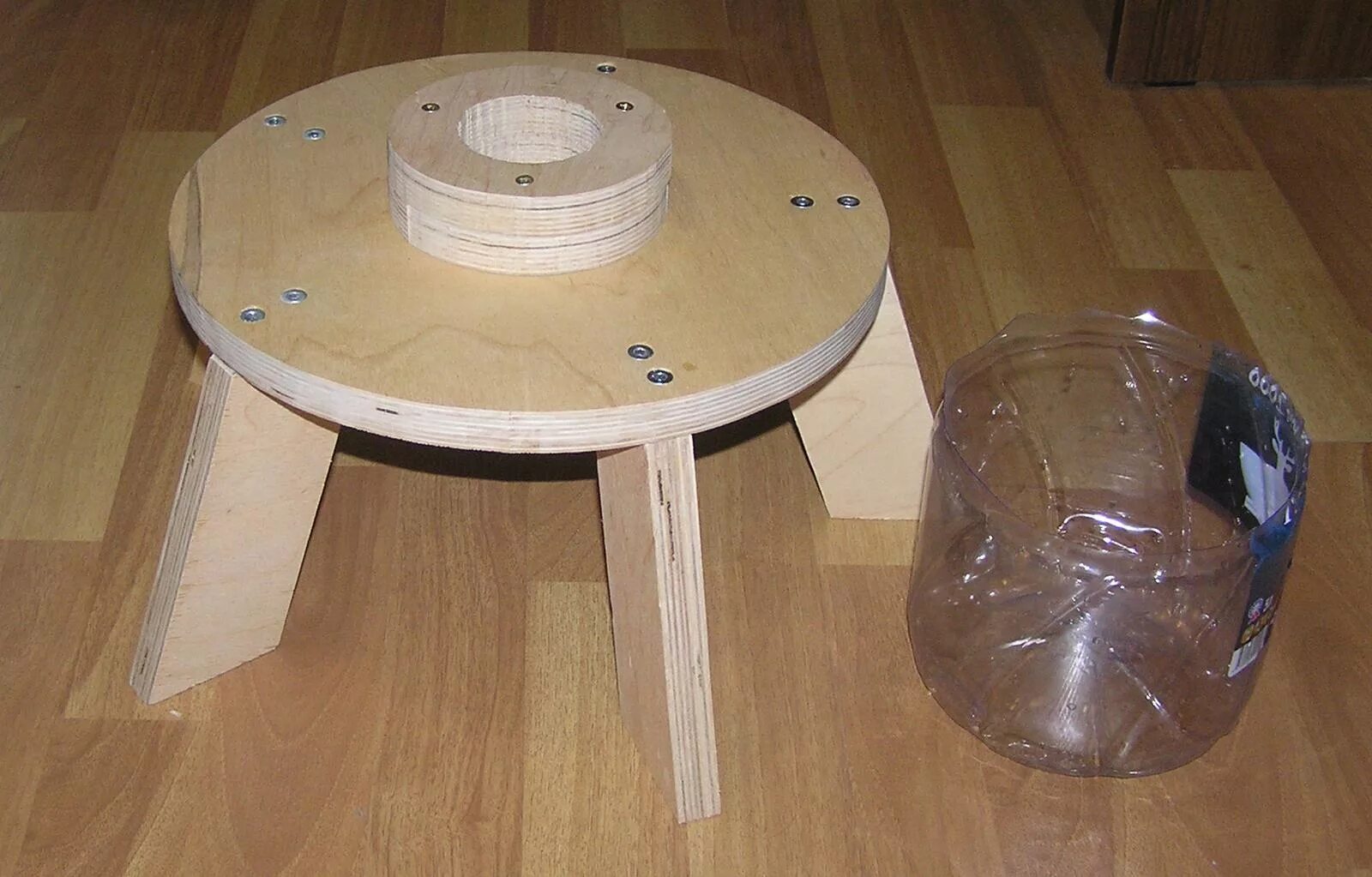 Деревянная елка на подставке своими руками. Подставка для елки из дерева. Подставка под елку. Как быстро сделать подставку для елки. Подставка крестовина из дерева.