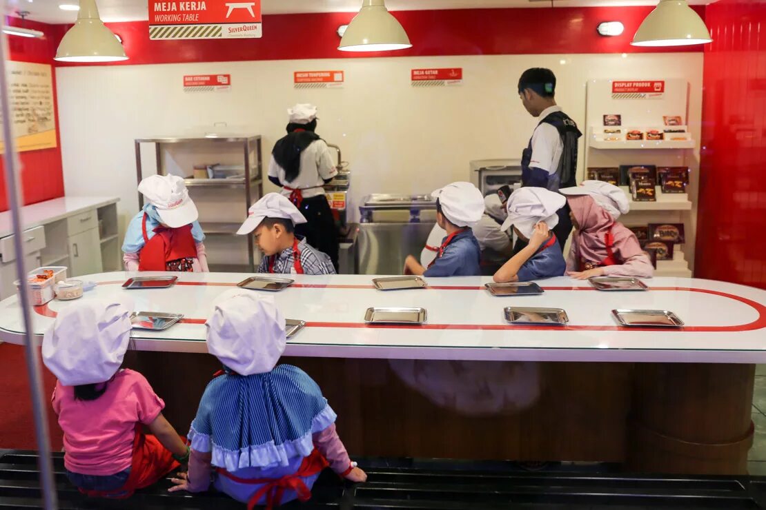 Kidzania в москве авиапарк. Кидзания работа. Кидзания работа. Город профессий москва кидзания. «кидзания» – детский парк профессий (москва).