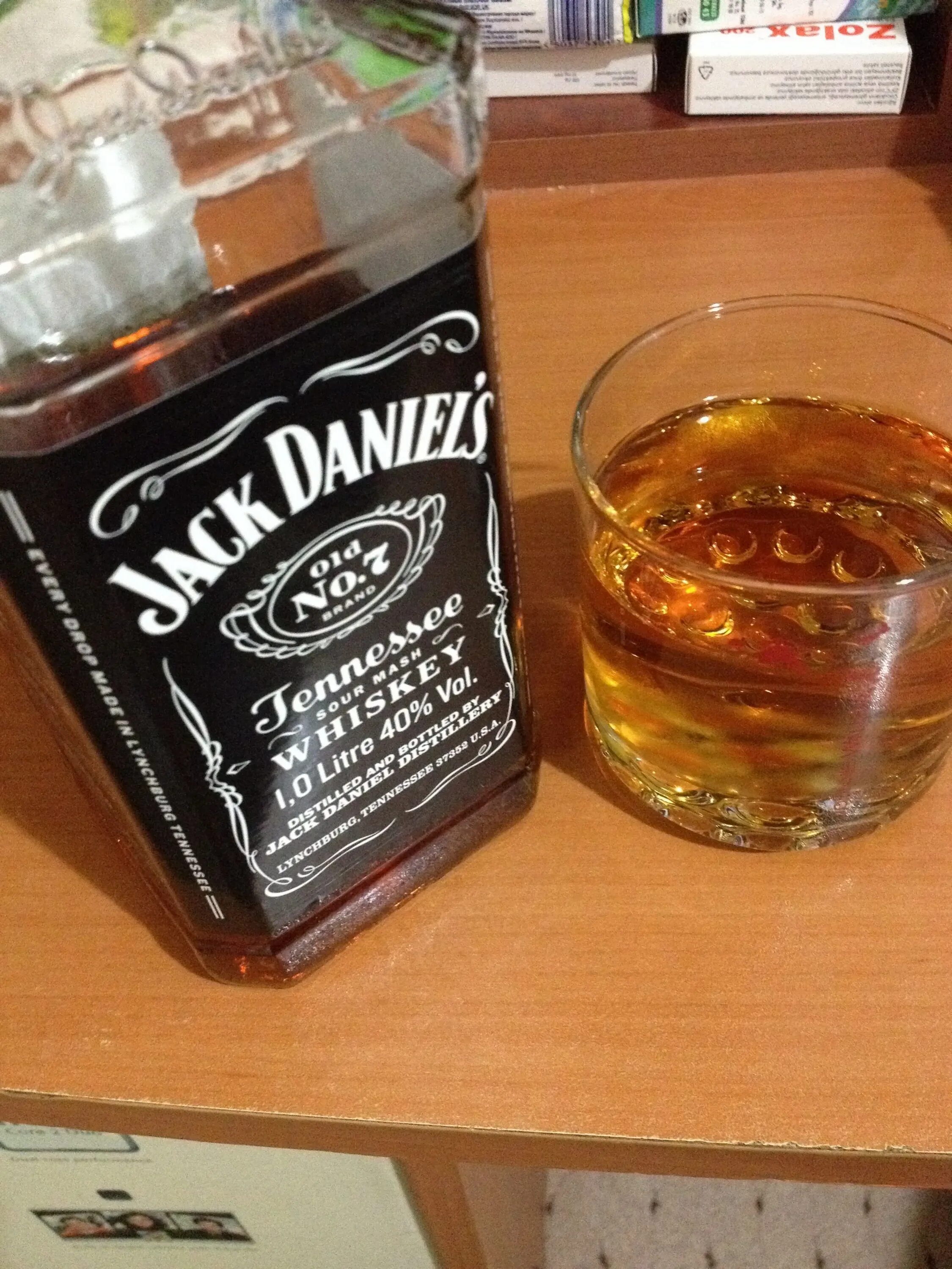 Виски Джек Дэниэлс дома. Стаканы для виски Джек Дэниэлс. Виски Джек Дэниэлс на столе. Бутылка коньяка Джек Дэниэлс. Пьем виски дома