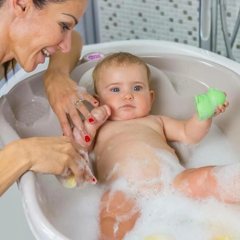 Ванночка для детей. Малыш в ванной. Мытье ребенка. Малыш купается в ванной. Видео купается ванна девочки