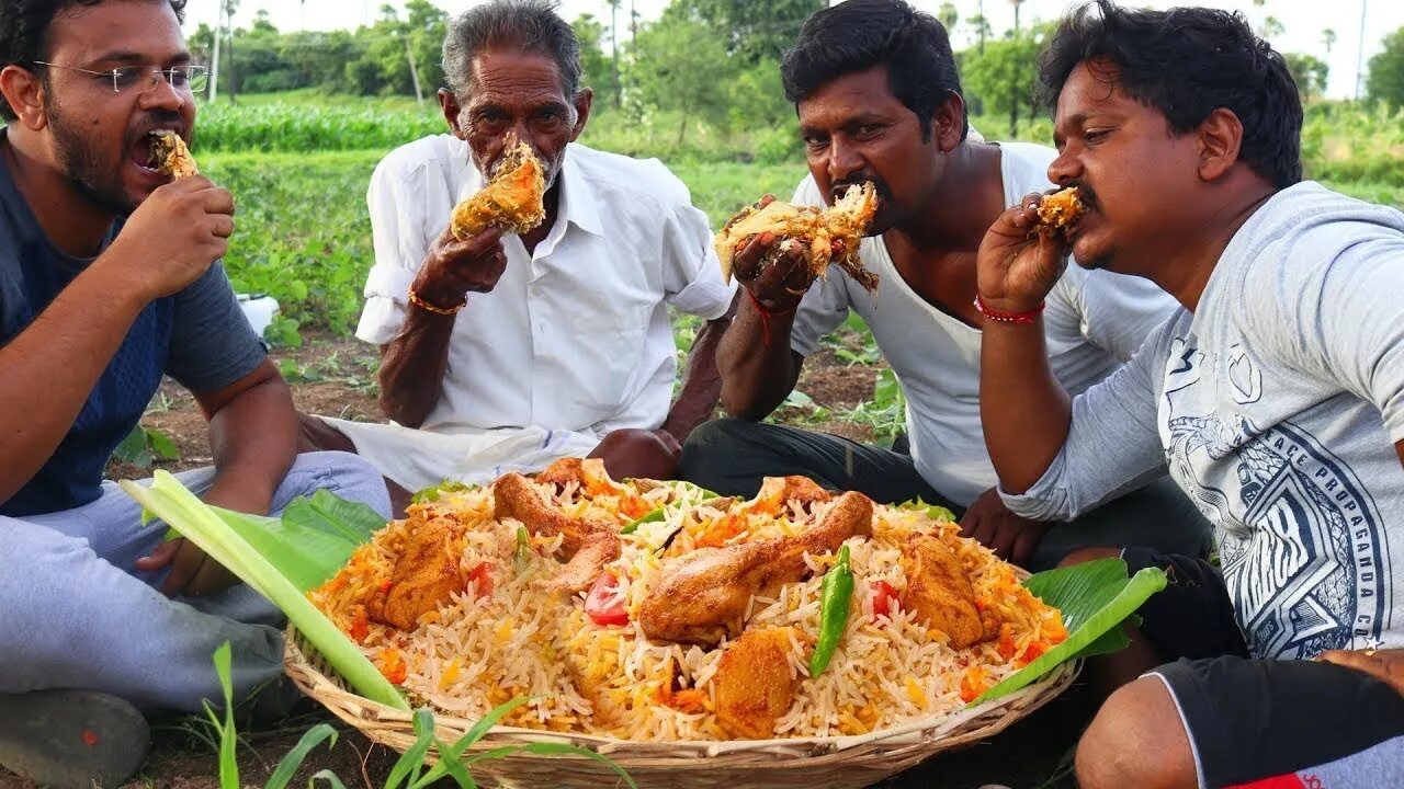 Где едят людей. Индийцы едят. Индусы за столом.