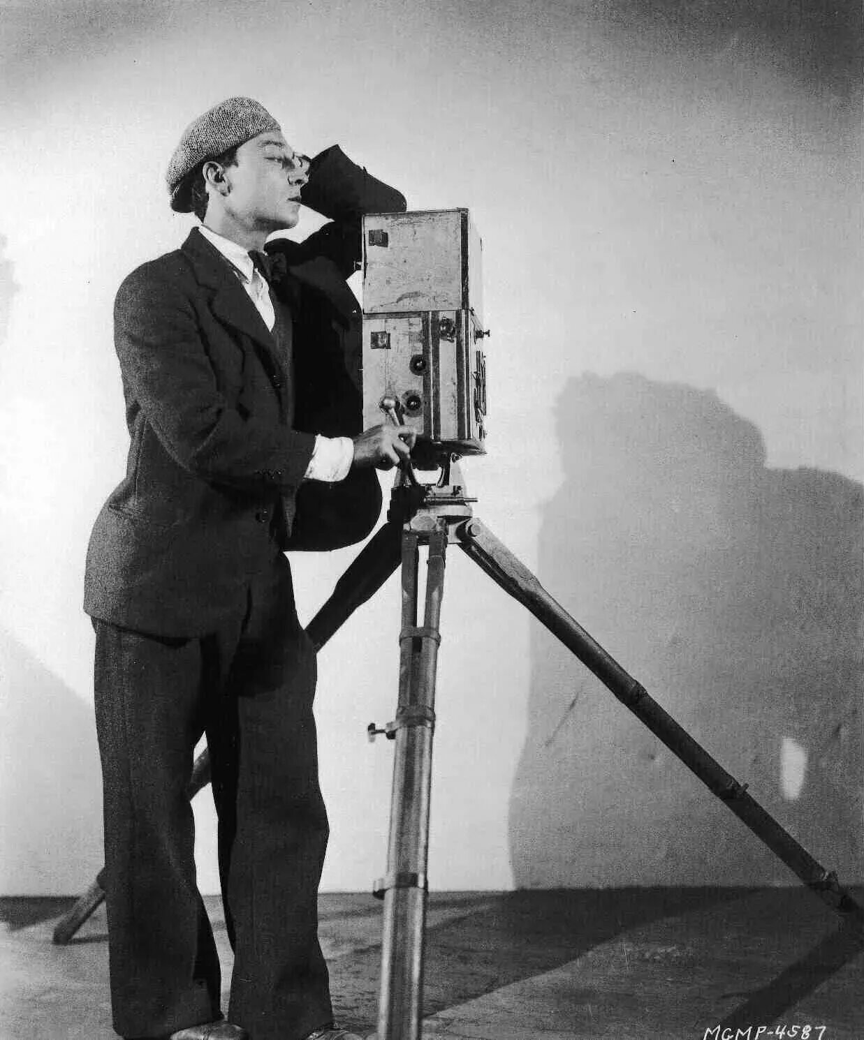 Cameraman race codes. Бастер китон cameraman. the cameraman (1928). ба́стер ки́тон. кинооператор фильм 1928.