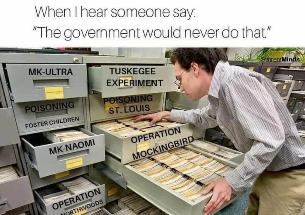 Saying that someone is. Безумный конспиролог Мем. Conspiracy Theorist. Conspiracy Theory блоггер. When meme.