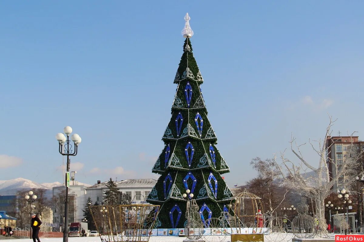 южно сахалинск ёлка. во сколько новый год в южно сахалинске. южно-сахалинск новогодний 2022. елка южно сахалинск 2021. парк.