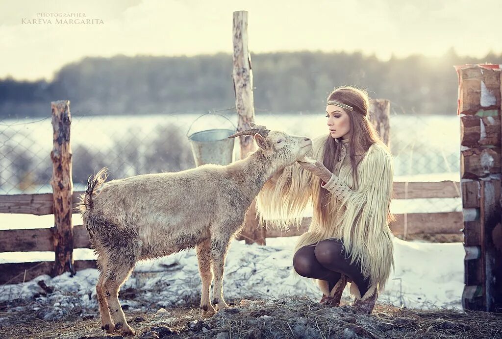 Деревенский пока. Козочка девушка. Фотосессия с козой. Девушка с козлом. Фотосессия с козами на природе.