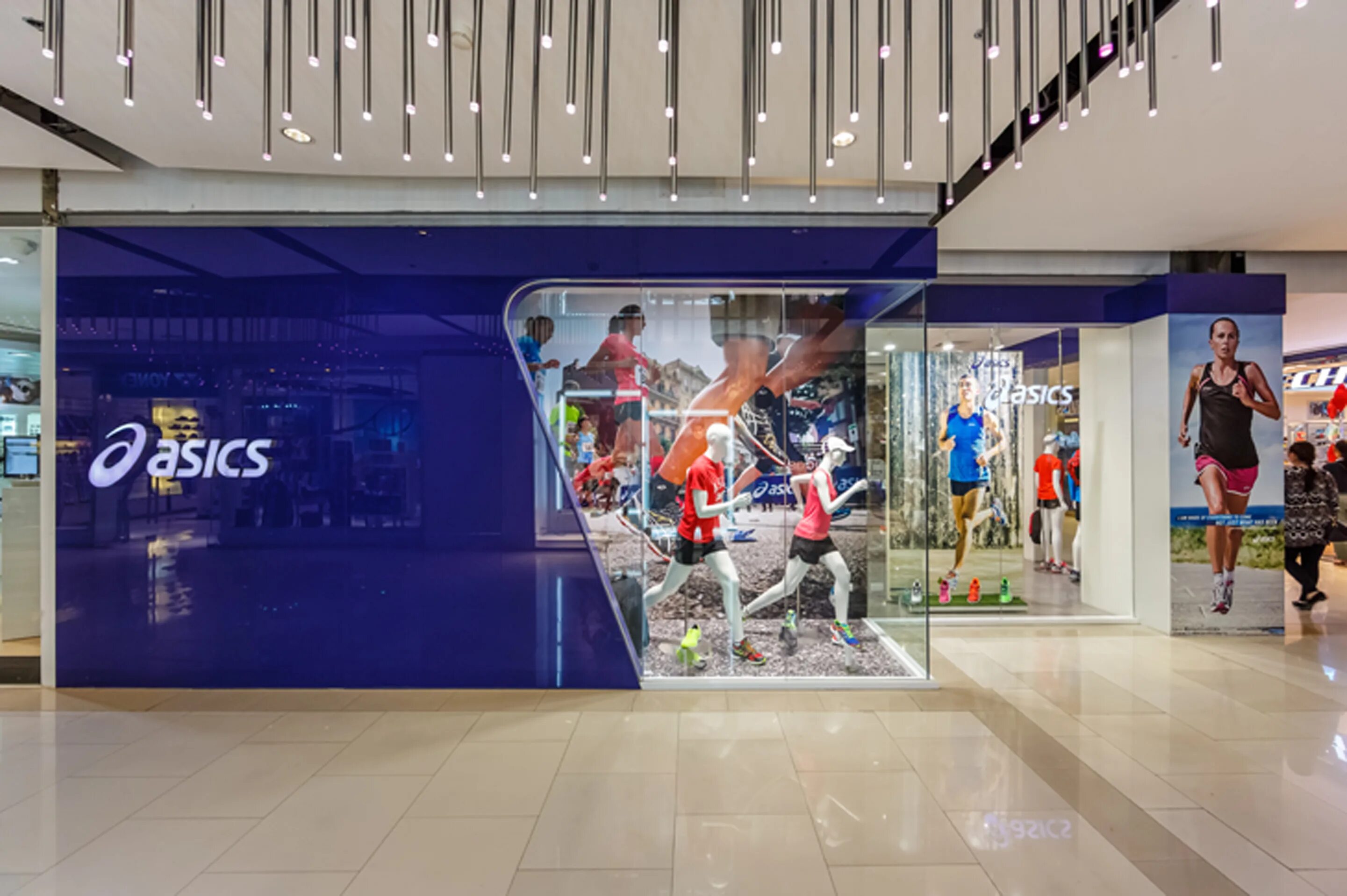 Магазин asics в москве. ASICS shop Dubai. Магазин асикс. ASICS фирменные магазины. Асикс фото магазина.