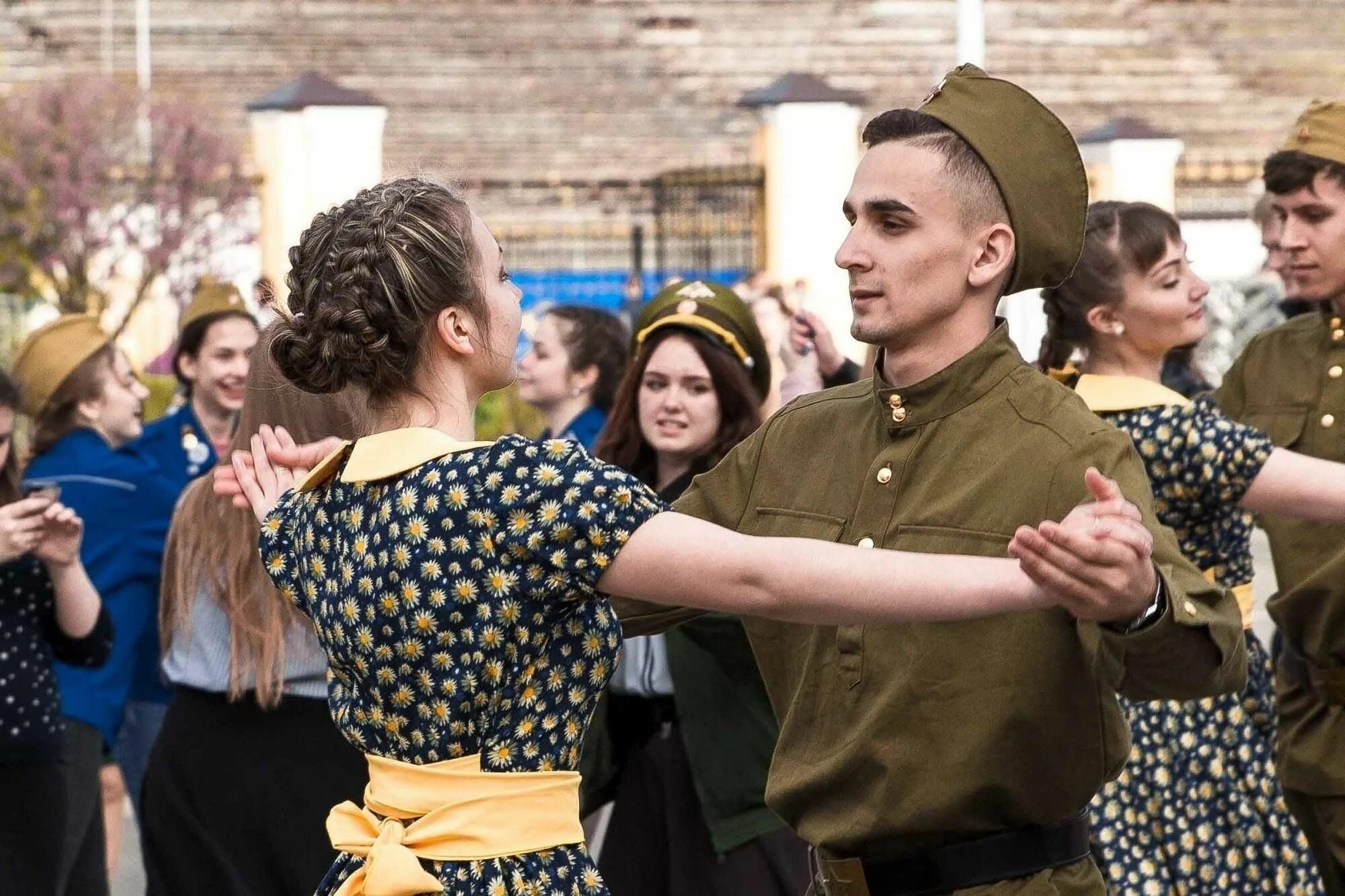 Победный вальс слушать. Победный вальс слушать. Фон для презентации вальс победы. Вальс победы картинки. Победный вальс слушать.