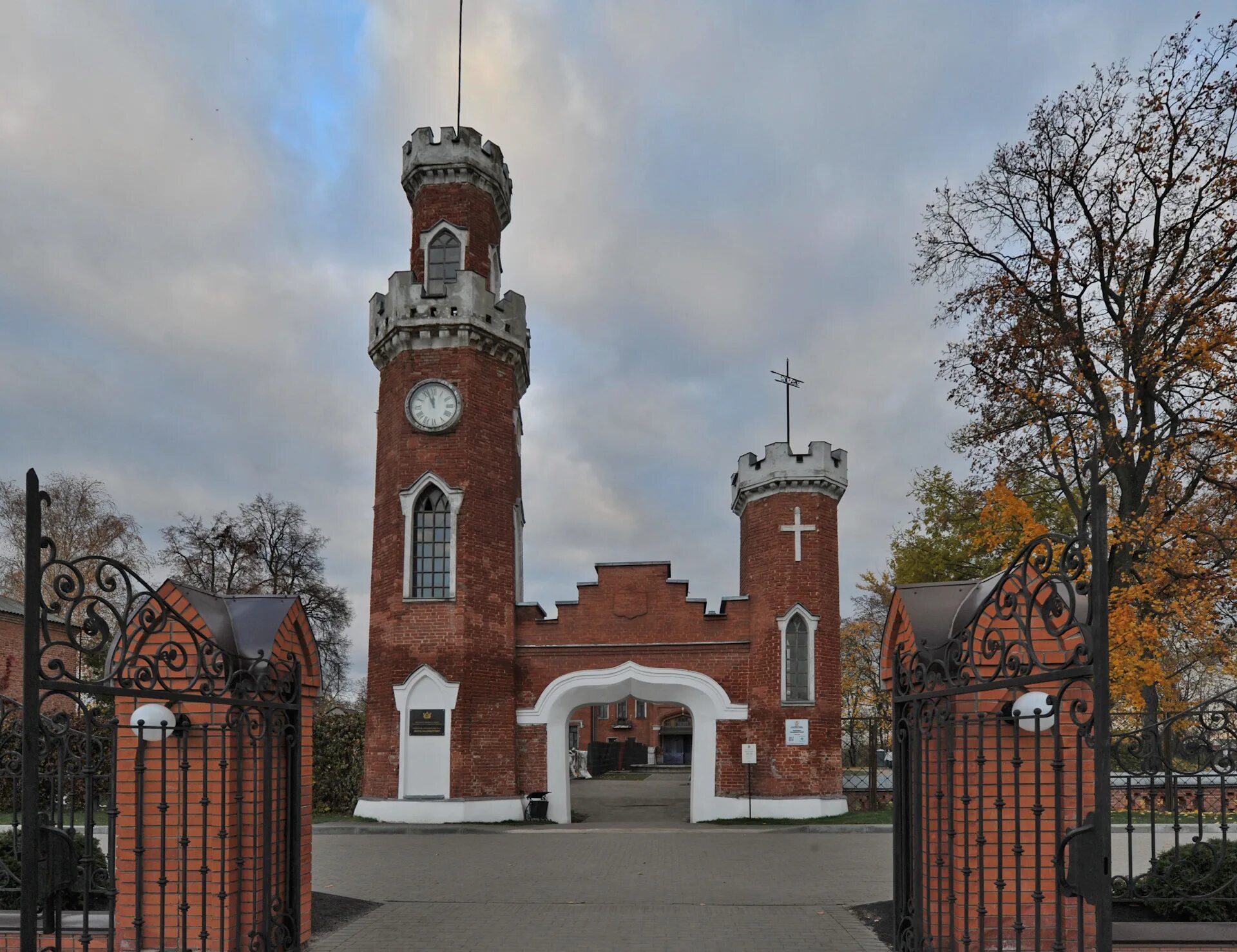 Рамонь замок принцессы. Дворец Ольденбургских в Рамони. Рамонский дворец принцессы Ольденбургской. Замок Ольденбургских в Рамони ворота. Воронеж замок принцессы Ольденбургской.