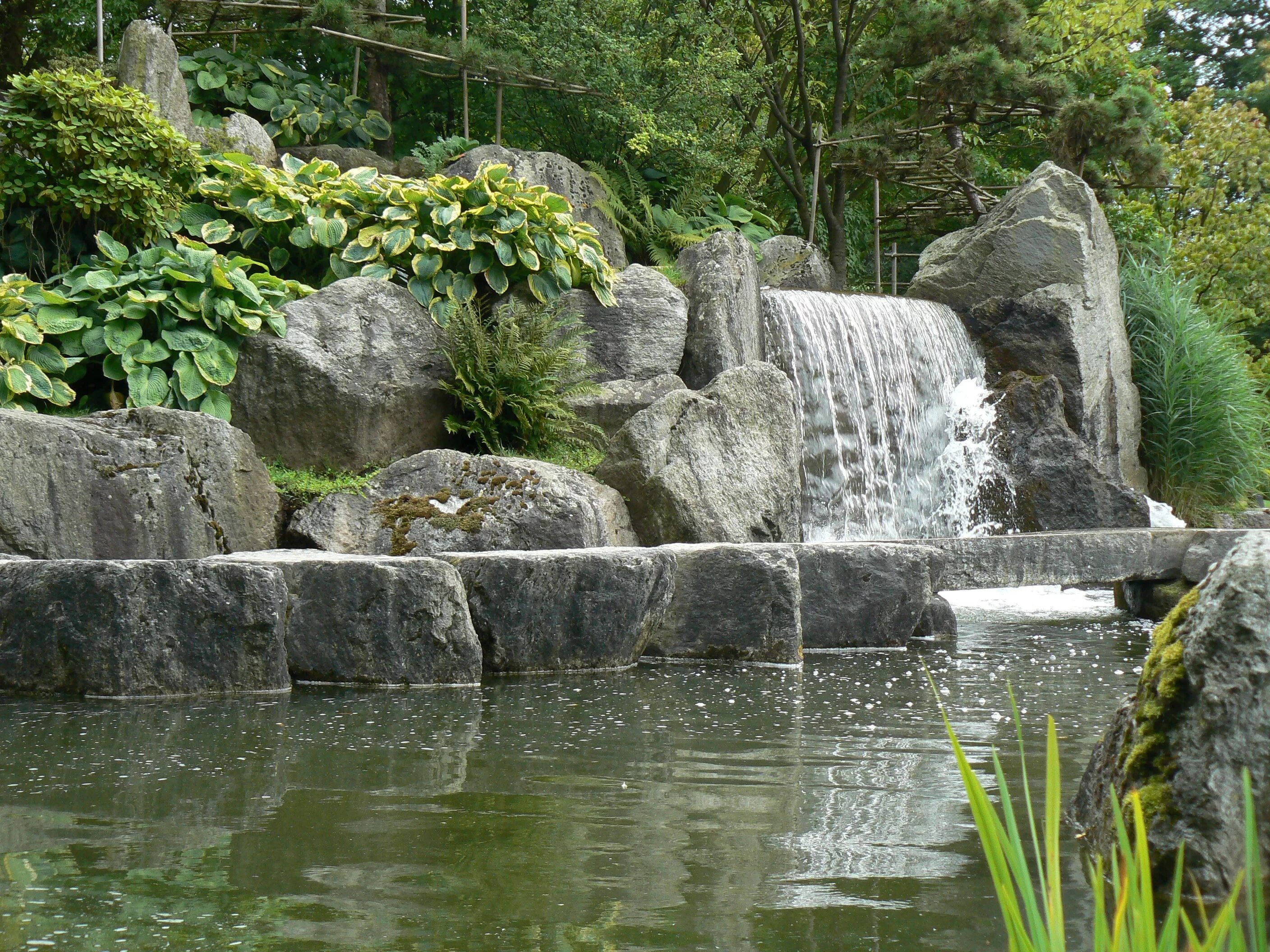 Дворец водопадов. Японский сад Киото фонтан. Фонтан в саду Киото в Японии. Водопады японского сада. Киото. Киото сад каменный водопад.