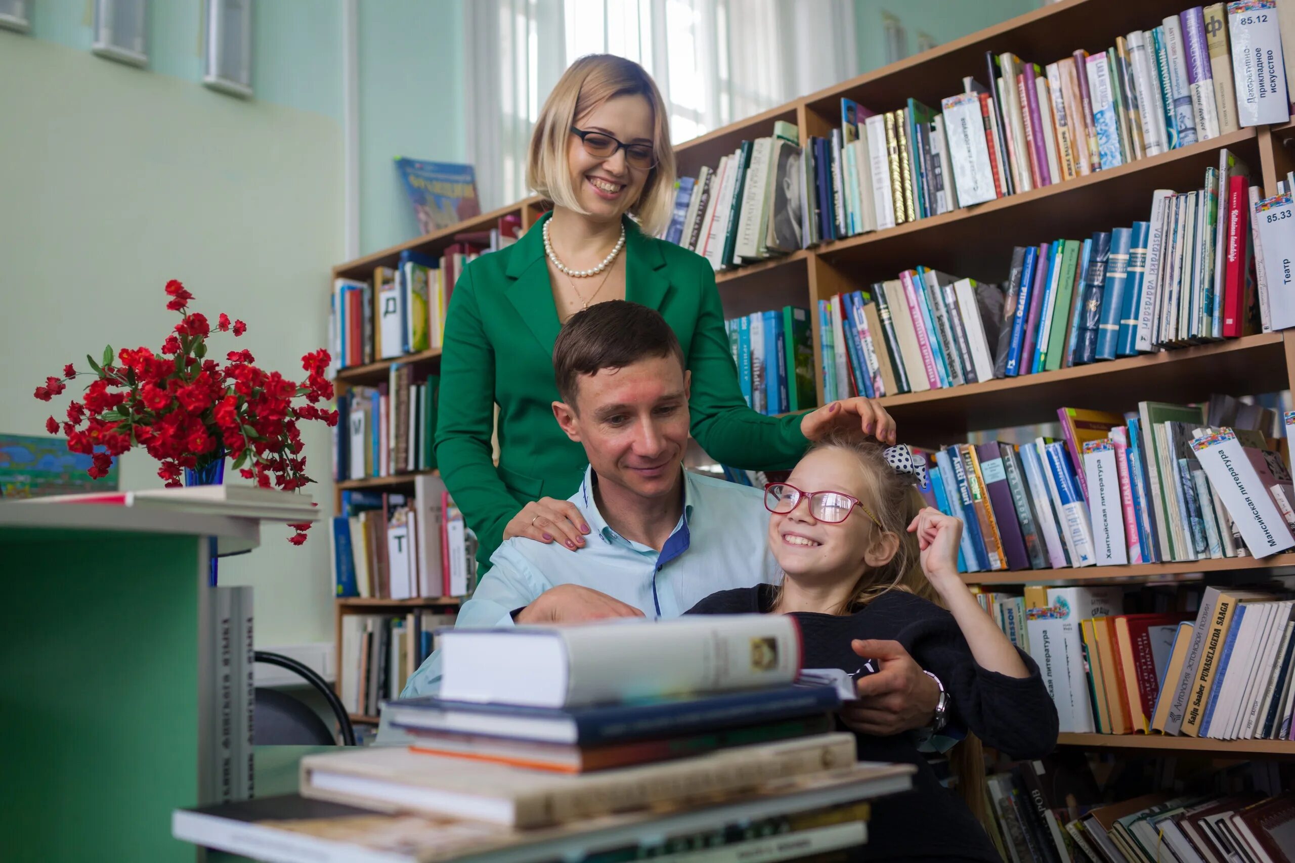 Семья в библиотеке. Семейное чтение в библиотеке. А В библиотеке про папу. Фотосессия в библиотеке дети.