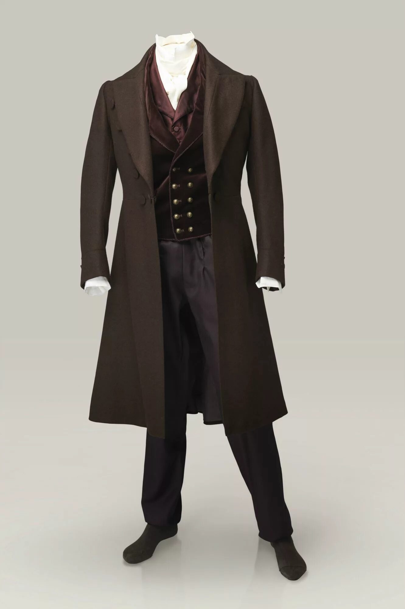 Сюртук также считался верхней одеждой. Сюртук 19 века мужской. Мужской Викторианский костюм готик. Пальто редингот мужское 19 век. Редингот 19 века мужской.