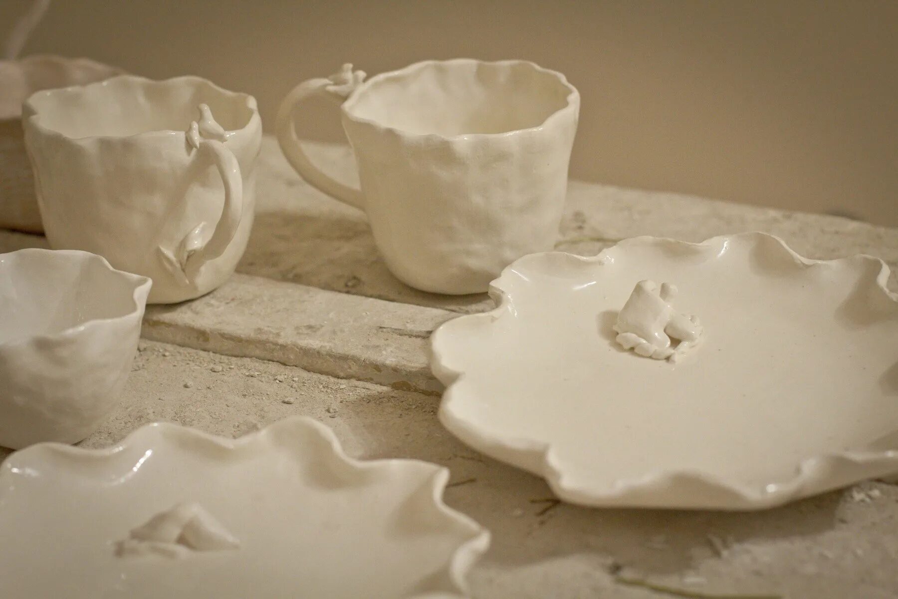 Лепка посуда. Покрытие глазурью керамики своими руками. Лепим посуду из песка. Плитка покрытая глазурью. Лепить посуду