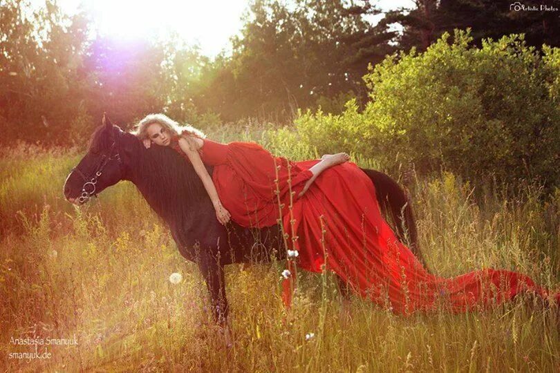 Девушка на коне в Красном платье. Девушка с лошадью. Фотосессия в красивом платье с лошадью. Фотосессия с лошадью в Красном платье.