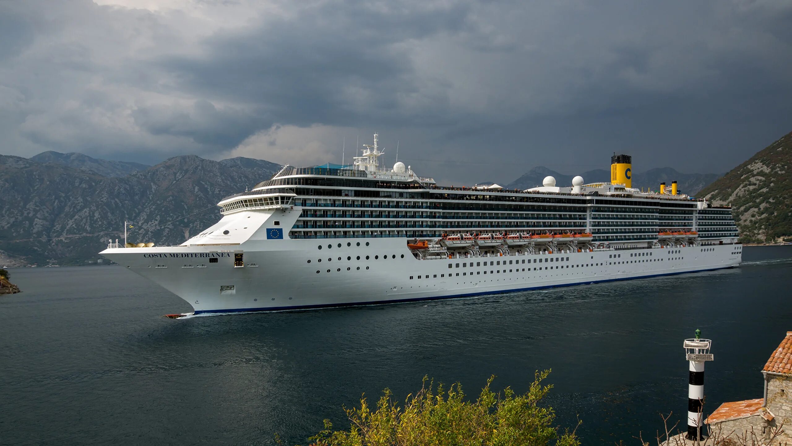 Корабль msc splendida. Круизный лайнер аструм. 15 палубный круизный лайнер. Лайнер морской круиз. Круиз океанский лайнер.