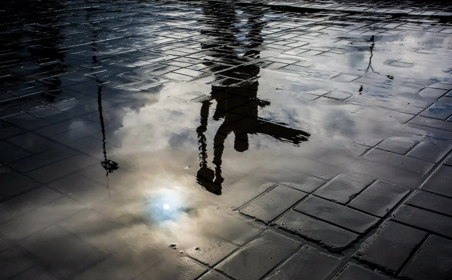 Песня в отражении воды. Отражение в луже. Звезды в лужах. Звезды отражаются в луже. Отражение Луны в луже.