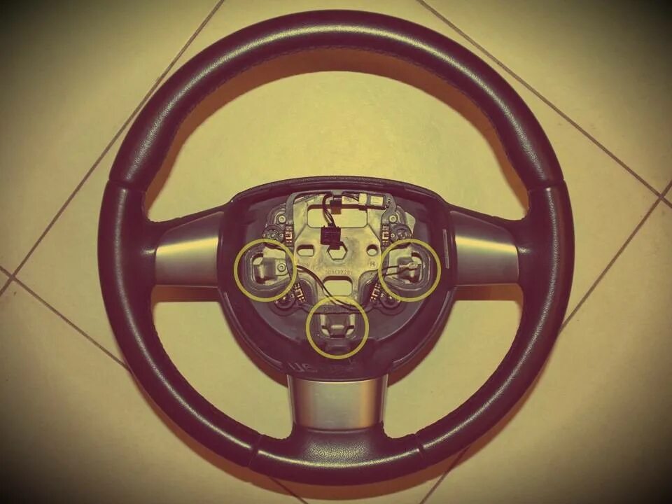 Как снять руль а4. Снятие руля ауди а4. Как снять руль а4. Ауди а6 с4 разъем подушки безопасности руля. Как снять руль а4.