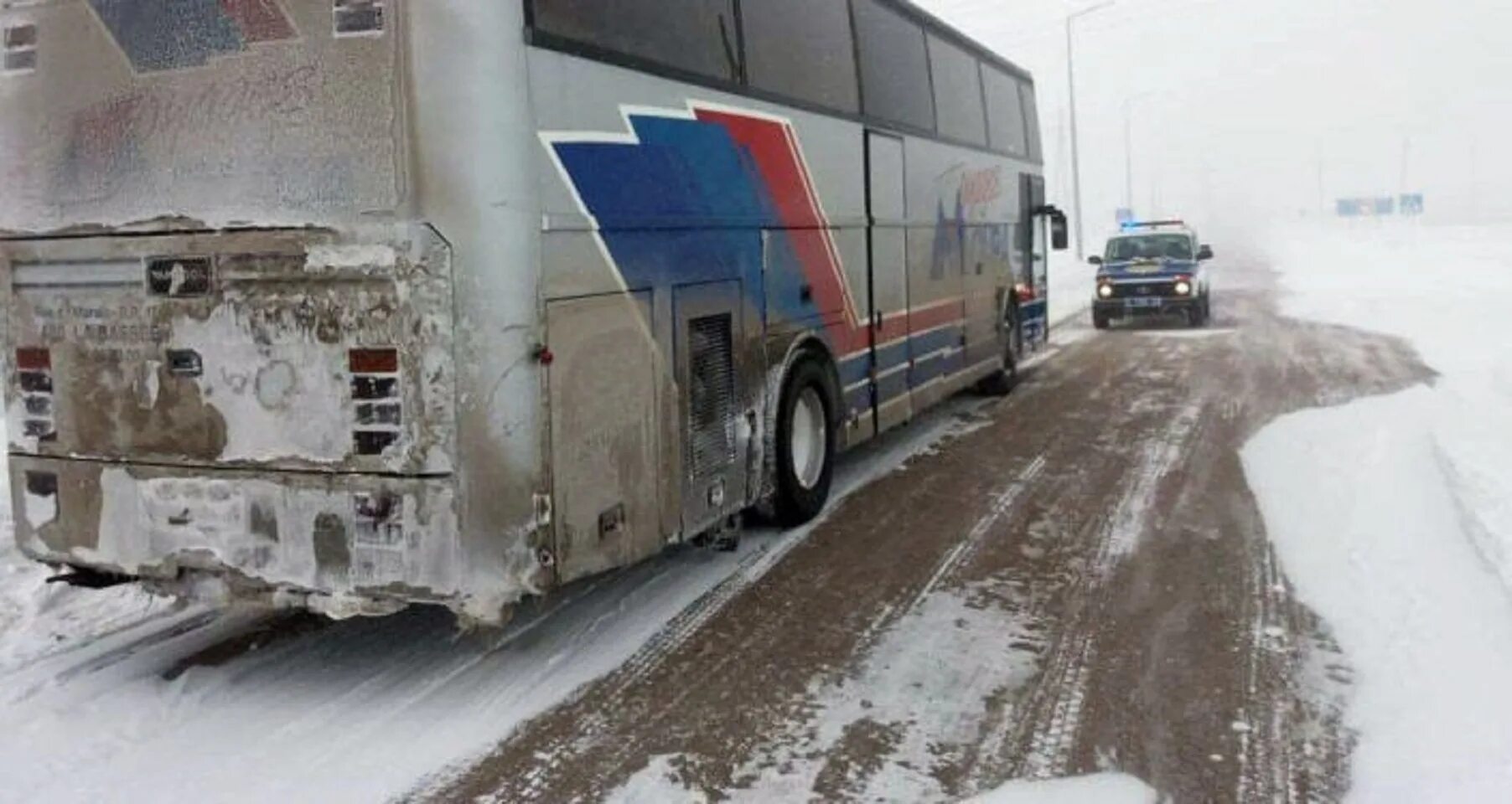 Сломанный автобус на дороге. Сломанный автобус в Казахстане. Автобусы Курганской области. Закрытие дорог в курганской области