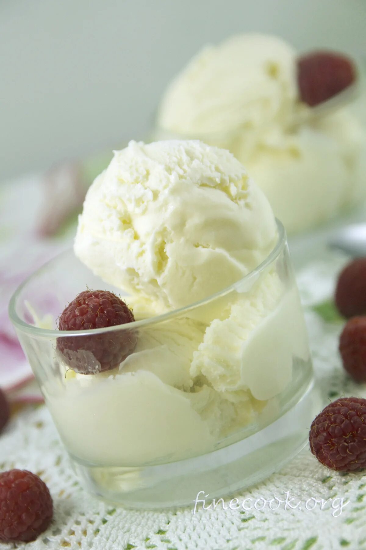 мороженое сливочный пломбир. мороженое сливочный пломбир. домашнее мороженое. сли́вочное моро́женое. мороженое из сливок.