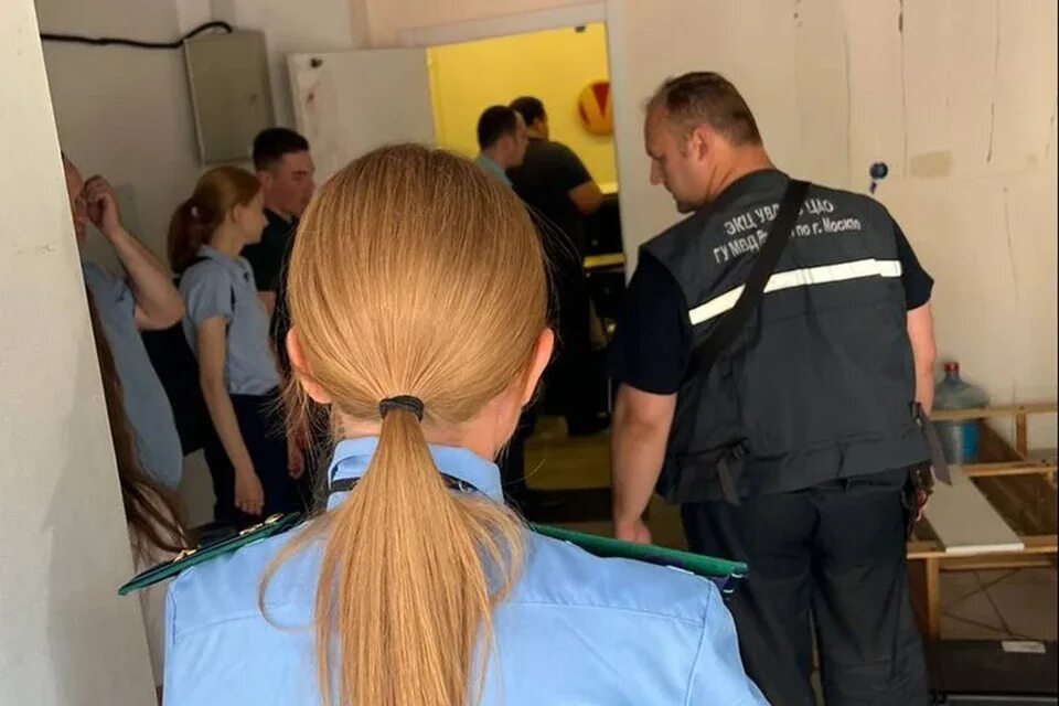 Работница полиции на месте преступления